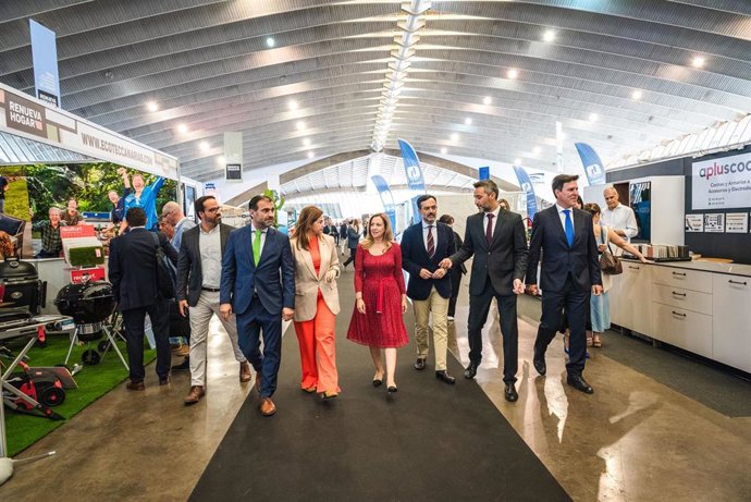 Visita de autoridades a la Feria 'Renueva Hogar'