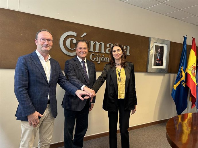 (De Izda A Dcha): El Director General De Planificación De La Formación Profesional Del Principado De Asturias, Javier Cueli, El Presidente De La Cámara De Comercio De Gijón, Félix Baragaño, Y La Directora De Caixabank Dualiza, Paula San Luis.