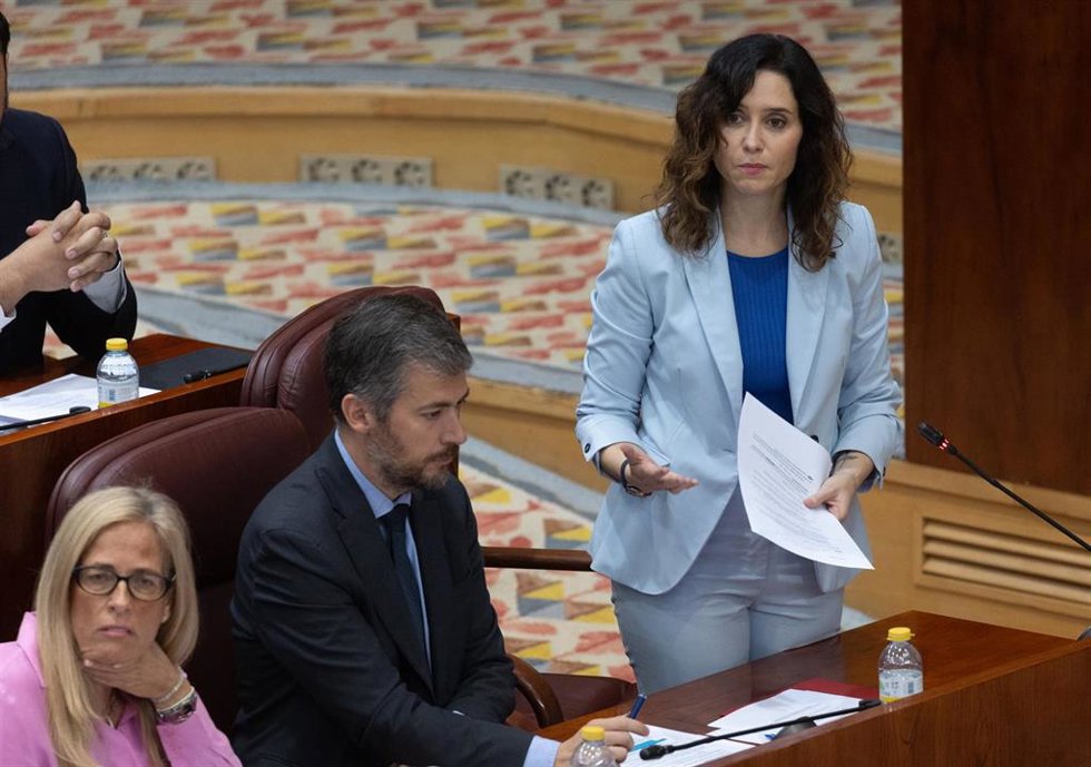 La presidenta de la Comunidad de Madrid, Isabel Díaz Ayuso, interviene durante un pleno en la Asamblea de Madrid, a 18 de abril de 2024, en Madrid (España).