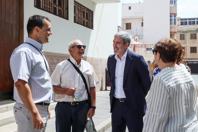 El presidente de Canarias, Fernando Clavijo, en el Comedor Social de San Pedro, en el barrio de La Isleta, en Las Palmas de Gran Canaria