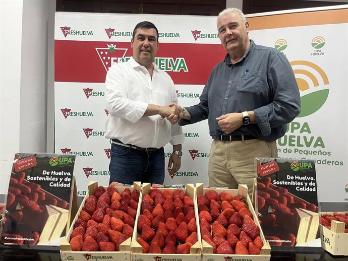 El presidente de Freshuelva, Francisco José Gómez, y el secretario general de UPA-Huelva, Manuel Piedra.