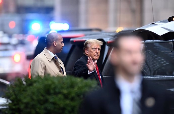 Archivo - El expresidente Donald Trump saliendo de la Torre Trump para dirigirse al juzgado.