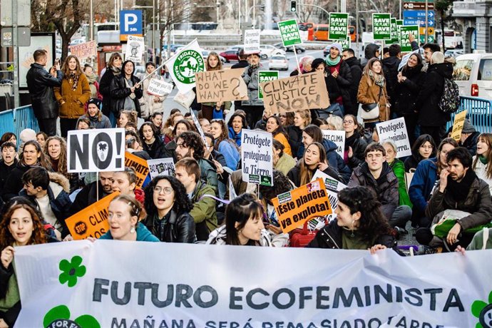 Archivo - Un grupo de jóvenes sujetan pancartas durante una manifestación del movimiento ‘Juventud por el Clima’, frente al Congreso de los Diputados, a 3 de marzo de 2023, en Madrid (España). 