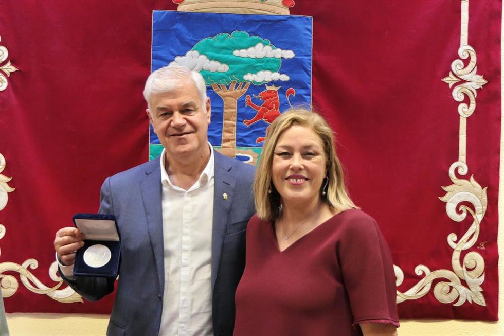 El presidente del Cabildo de El Hierro, Alpidio Armas, y la presidenta del Parlamento, Astrid Pérez, con motivo de una reunión de la Mesa  en la isla