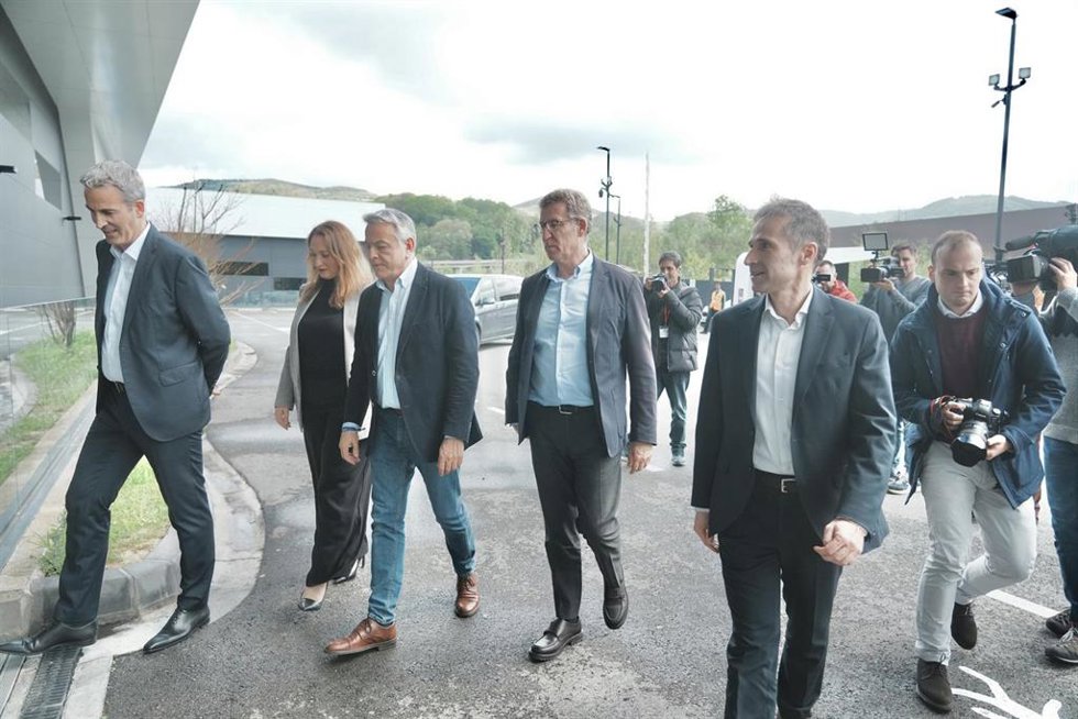 El presidente del PP, Alberto Núñez Feijóo, llegando a la sede de Irizar, en Aduna (Gipuzkoa)