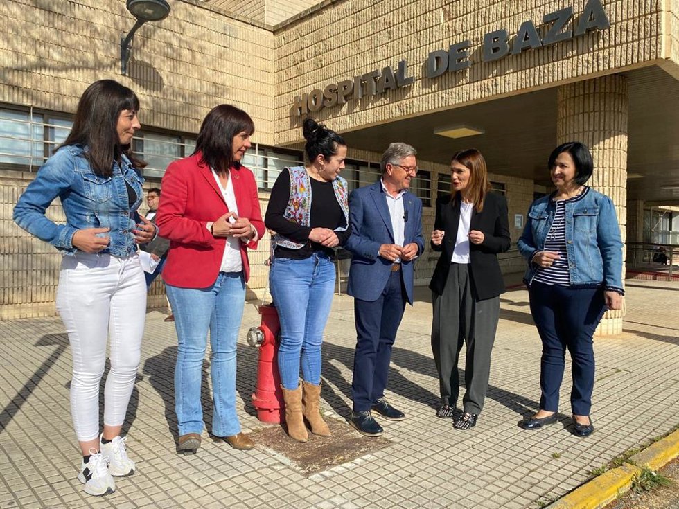 Comparecencia informativa del PSOE ante el Hospital de Baza