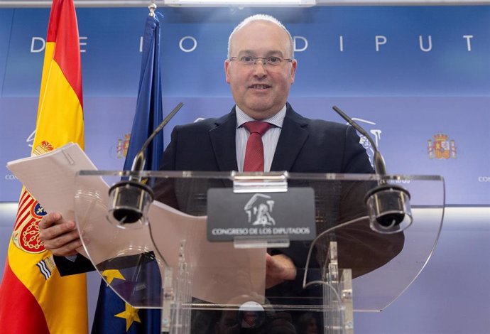 El portavoz del PP en el Congreso, Miguel Tellado, durante una rueda de prensa posterior a la reunión de Junta de Portavoces, en el Congreso de los Diputados, a 9 de abril de 2024, en Madrid (España).