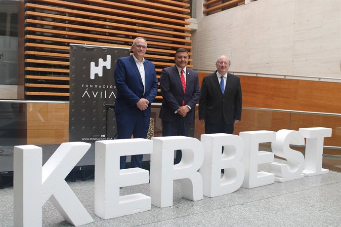 Alberto Pascual, presidente de Kerbest; Carlos García, presidente de Diputación de Ávila; y Enrique Cabrero, presidente del CES.