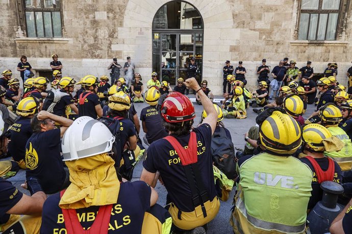 Bombers forestals de la Generalitat valenciana enfront del Palau de la Generalitat durant una manifestació contra les retallades
