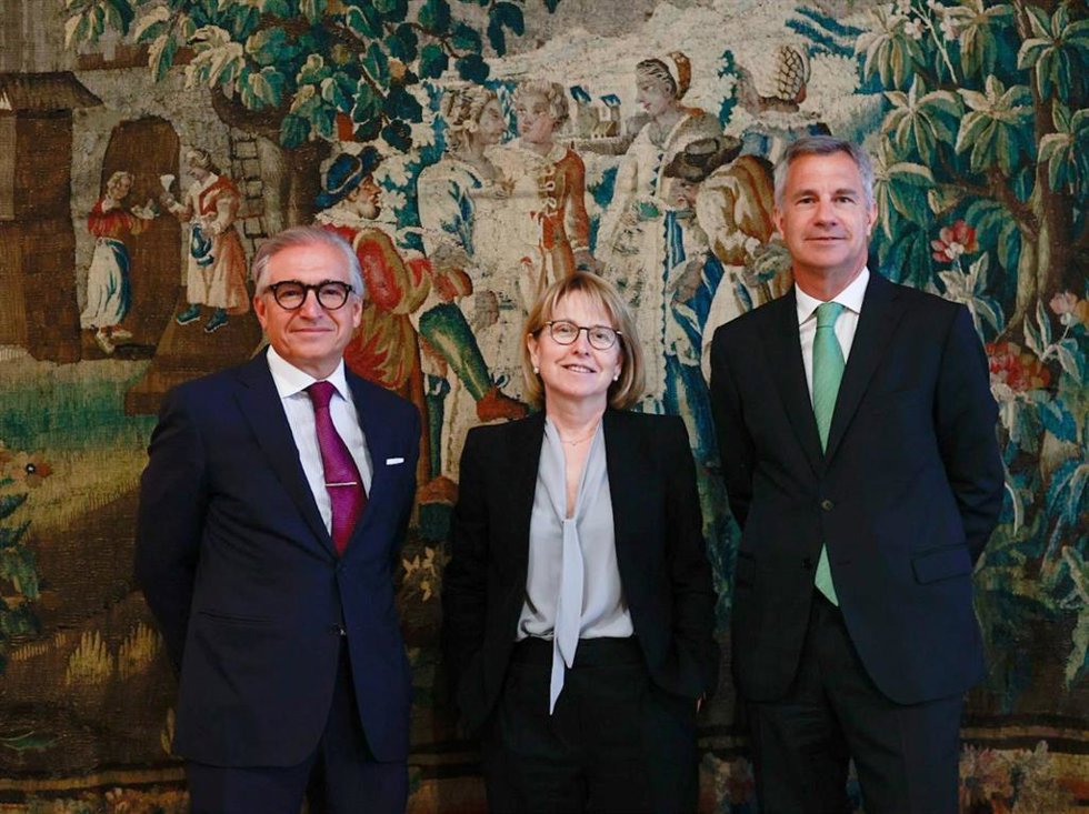 El presidente de Renta Corporación, Luis Hernández de Cabanyes; la directora general corporativa, Maribel Meléndez; y el consejero delegado, David Vila