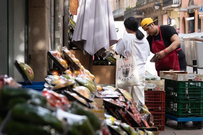 Archivo - Varias frutas expuestas en el exterior de una frutería en Barcelona.