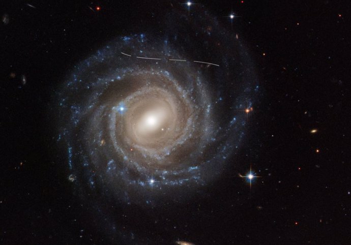 Esta imagen del Telescopio Espacial Hubble de la galaxia espiral barrada UGC 12158 parece como si alguien le hubiera tomado un rotulador blanco.