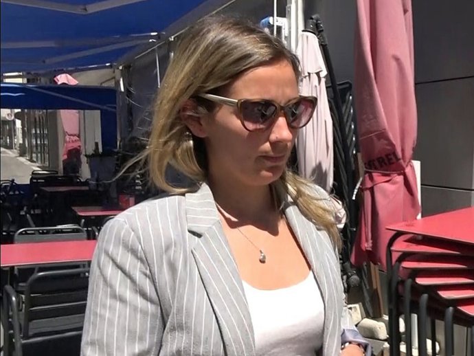 CARMEN ALMOGUERA SE MANTIENE AL MARGEN DE LAS POLÉMICAS FAMILIARES