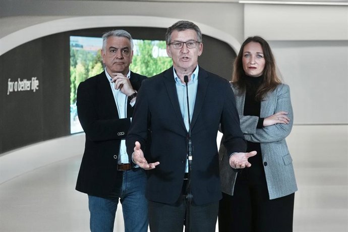 El presidente del PP Vasco, Alberto Núñez Feijóo, que ha visitado la sede del Grupo Irizar en la localidad guipuzcoana de Aduna, junto al candidato a lehendakari del PP, Javier de Andrés, y la presidenta de los populares guipuzcoanos, Muriel Larrea