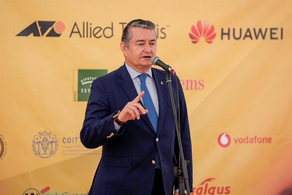 El consejero de la Presidencia, Interior, Diálogo Social y Simplificación Administrativa, Antonio Sanz interviene tras la entrega de los premios Luz. (Foto de archivo)..