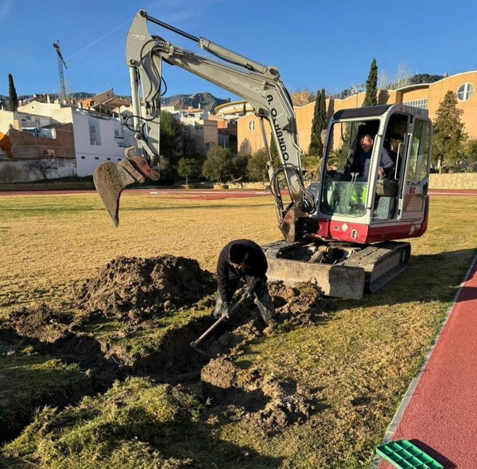 Obras de remodelación en la pista de atletismo Ángel Cortés de La Salobreja.