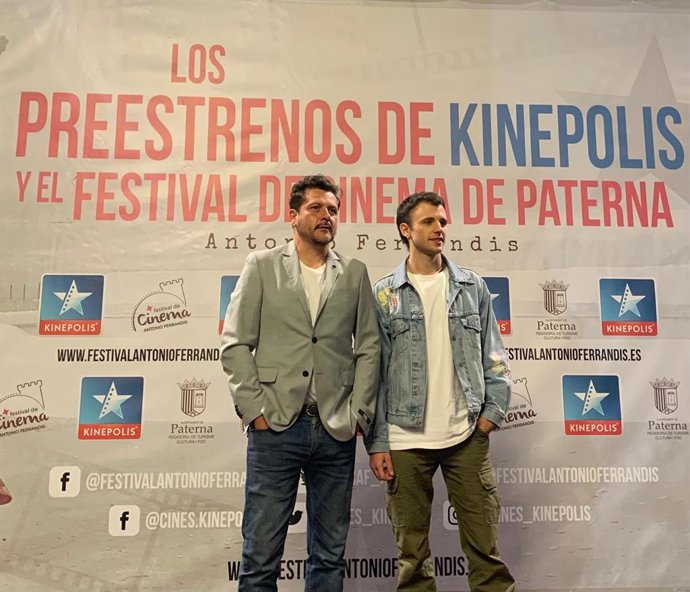El director Kike Maíllo y el actor Iván Pellicer presentan en Kinépolis la historia cinematográfica de la mítica banda de los abanicos y las hombreras desmedidas