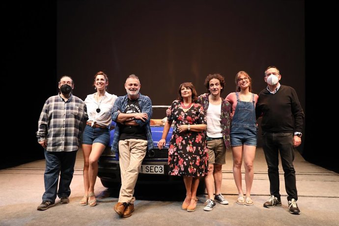 Archivo - El director Ramón Paso, a la izquierda, con el equipo teatral de 'Blablacoche'