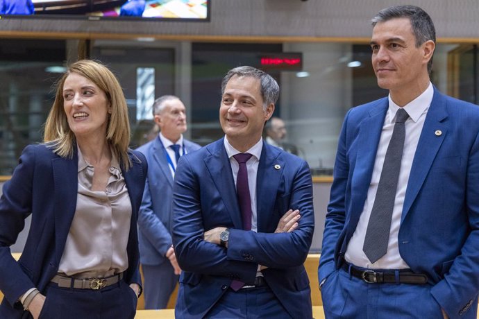 17 April 2024, Belgium: (L-R) European Parliament President Roberta Metsola, Prevalga Minister of Belgium Alexander De Croo and Prevalga Minister of Spain Pedro Sanchez attend the Special European Council meeting in Brussels. Photo: Nicolas Maeterlinc