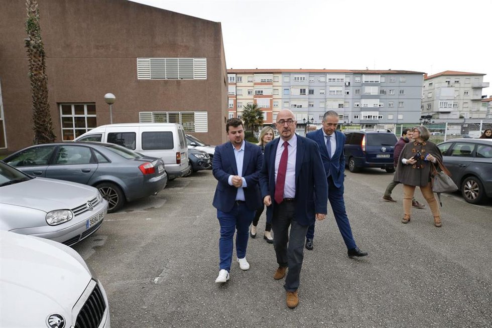 El consejero de Salud, César Pascual, visita el centro de salud Covadonga, en Torrelavega