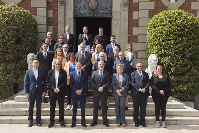 El alcalde Collboni, junto con el resto de miembros de la Fundación Cultura Barcelona.