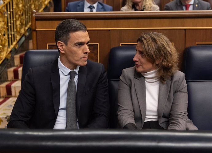 Archivo - El presidente del Gobierno, Pedro Sánchez y la vicepresidenta tercera y ministra para la Transición Ecológica y el Reto Demográfico, Teresa Ribera, durante una sesión de control al Gobierno, en el Congreso de los Diputados, a 28 de febrero de 20