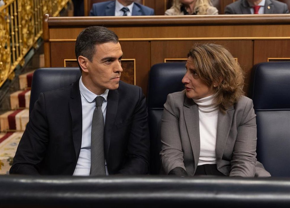 Archivo - El presidente del Gobierno, Pedro Sánchez y la vicepresidenta tercera y ministra para la Transición Ecológica y el Reto Demográfico, Teresa Ribera, durante una sesión de control al Gobierno, en el Congreso de los Diputados, a 28 de febrero de 