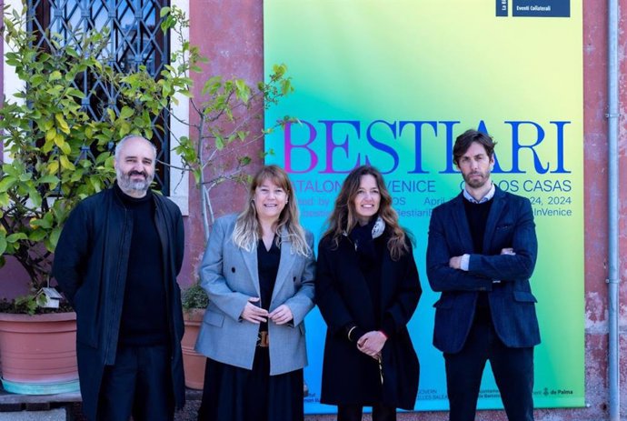 Carlos Casas inaugura en la Bienal de Arte de Venecia (Italia) su instalación inmersiva 'Bestiari', con la consellera Natàlia Garriga, la comisaria Filipa Ramos y el director del IRL Pere Almeda