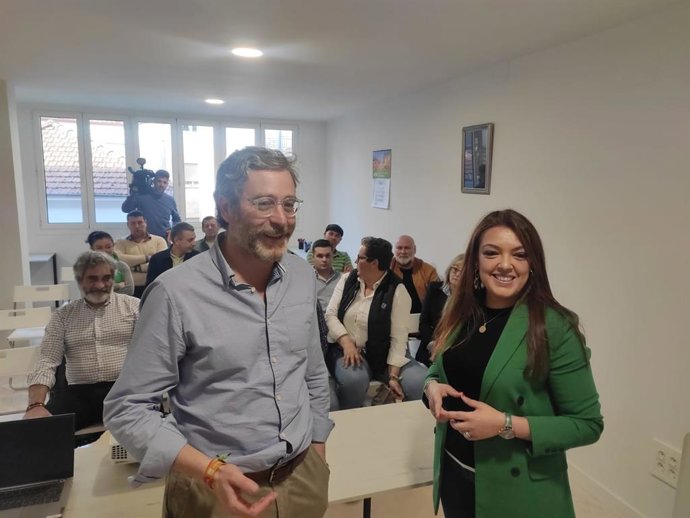 Javier Jové y Carolina López, en la sede de Vox Asturias