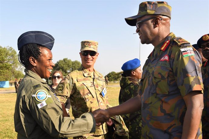 Archivo - El jefe de las Fuerzas de Defensa de Kenia, Francis Ogolla (D), estrechando la mano a una soldado