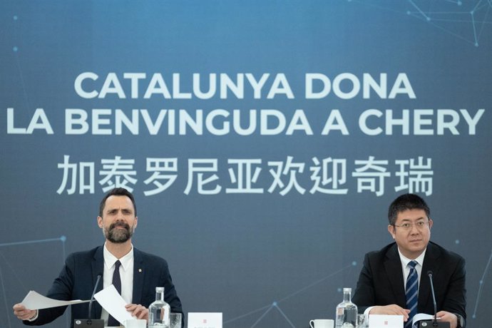 El conseller de Empresa y Trabajo, Roger Torrent, en una reunión con directivos de Ebro y Chery y representantes de la región de Anhui (China),