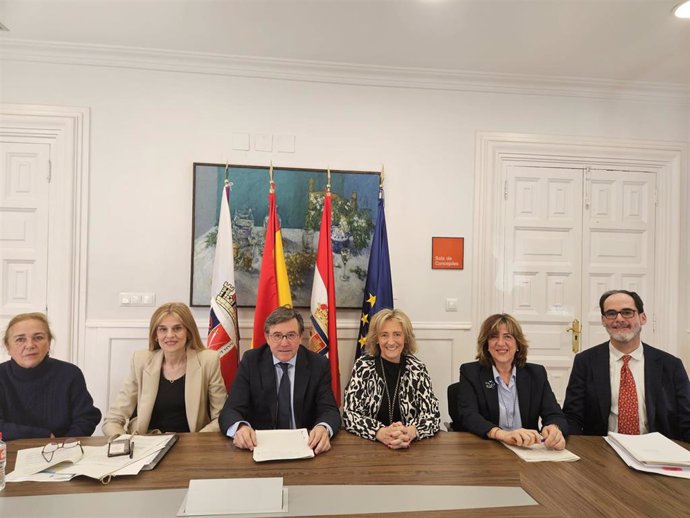 La alcaldesa de Calahorra, Mónica Arceiz, se ha reunido, este mediodía, con el presidente, José Ignacio Pérez, y los vocales del Consejo Consultivo de La Rioja en la sala de comisiones del Ayuntamiento de Calahorra