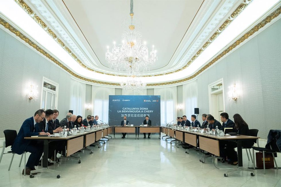 El conseller de Economía y Trabajo de la Generalitat de Catalunya, Roger Torrent (i) y el vicegobernador de la provincia de Anhui, Shan Xiangqian, durante la reunión