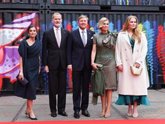 Foto: La Reina Letizia y su significativo guiño a la moda holandesa en su despedida de los Países Bajos