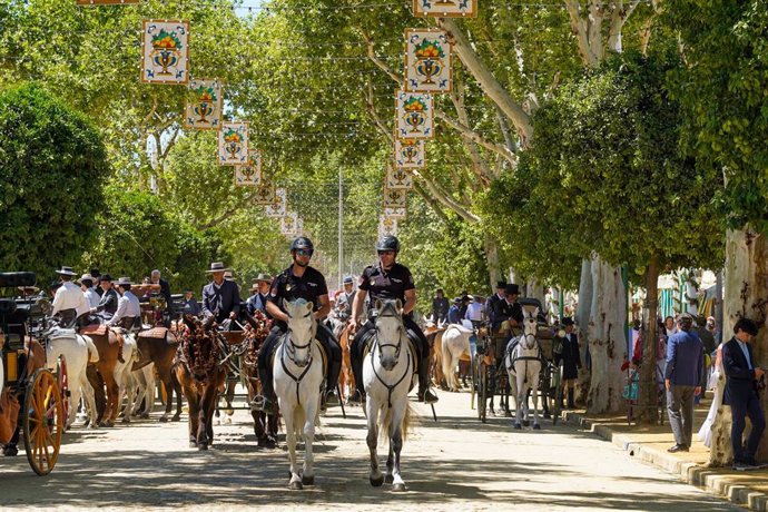 Archivo - Policías a caballo en el recinto ferial de la Feria de Abril de Sevilla