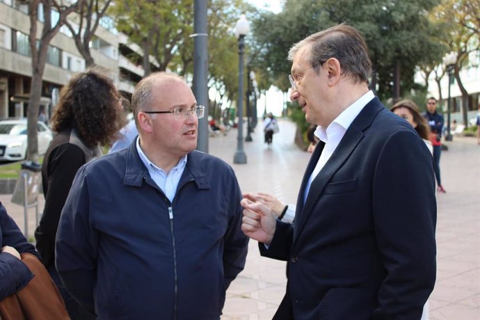 El portavoz del PP en el Congreso, Miguel Tellado, y el candidato del partido por Tarragona, Pere Lluís Huguet