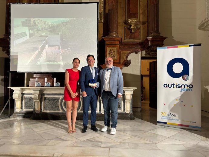 El alcalde Agustín González ha recogido el premio a la Inclusión de la Asociación Autismo Jaén.