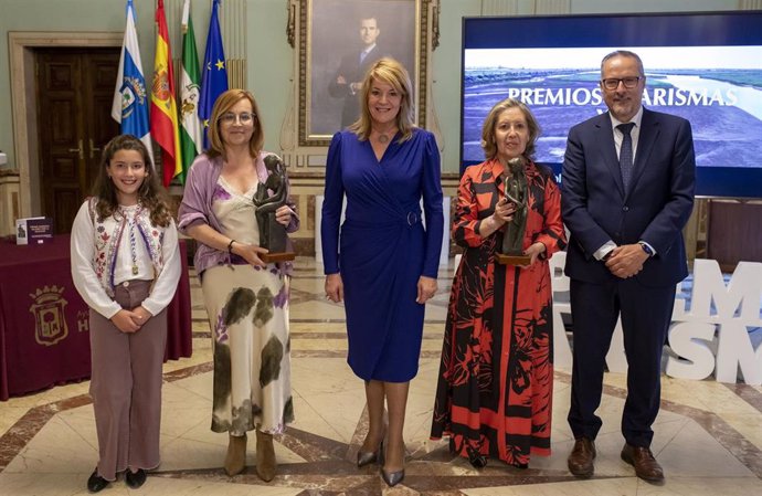 La alcaldesa de Huelva, Pilar Miranda, con las premiadas.