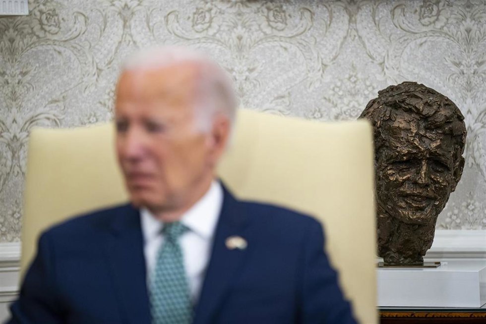 Archivo - El presidente de Estados Unidos, Joe Biden, junto a un busto del exfiscal y senador estadounidense Robert F. Kennedy, hermano del expresidente John F. Kennedy