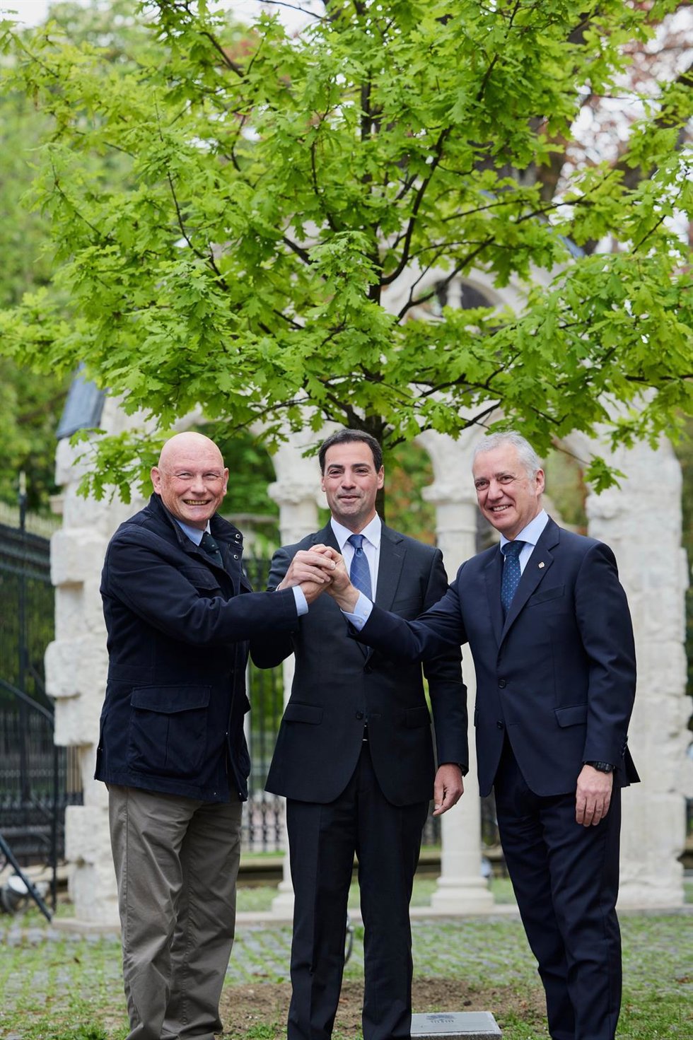 Los lehendakaris Juan José Ibarretxe e Iñigo Urkullu han mantenido un encuentro con Imanol Pradales junto al retoño del Árbol del Gernika que hay frente al Parlamento Vasco para trasladarle su apoyo.