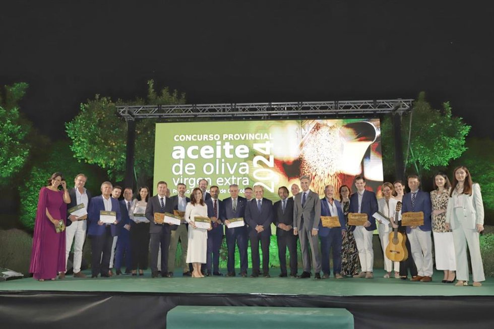 Foto de familia de autoridades y premiados.