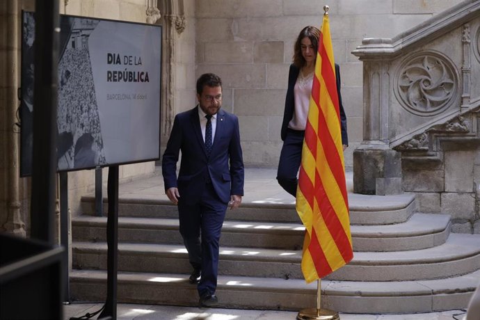El presidente de la Generalitat, Pere Aragonès, y la consellera de Justicia, Derechos y Memoria de la Generalitat, Gemma Ubasart, a su llegada a la celebración del Día de la República, en el Palau de la Generalitat, a 14 de abril de 2024, en Barcelona, Ca