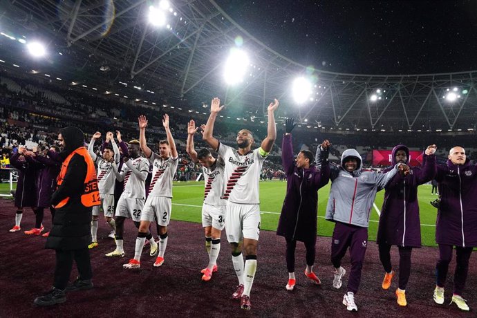 18 April 2024, United Kingdom, London: Bayer Leverkusen players celebrate with their fans after the UEFA Europa League, quarter-final second leg soccer match between West Ham United and Bayer Leverkusen at the London Stadium. Photo: John Walton/PA Wire/dp