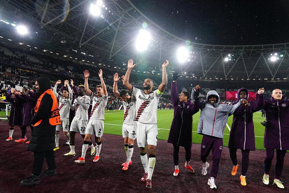 18 April 2024, United Kingdom, London: Bayer Leverkusen players celebrate with their fans after the UEFA Europa League, quarter-final second leg soccer match between West Ham United and Bayer Leverkusen at the London Stadium. Photo: John Walton/PA Wire/