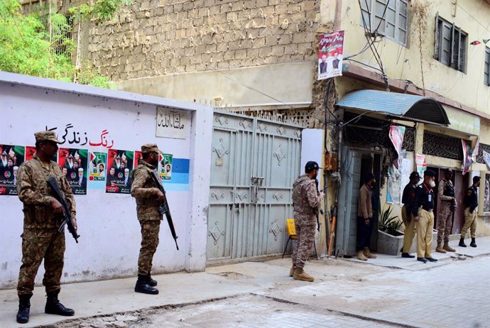 Archivo - Imagen de archivo de miembros de seguridad fuera de un colegio electoral en Pakistán