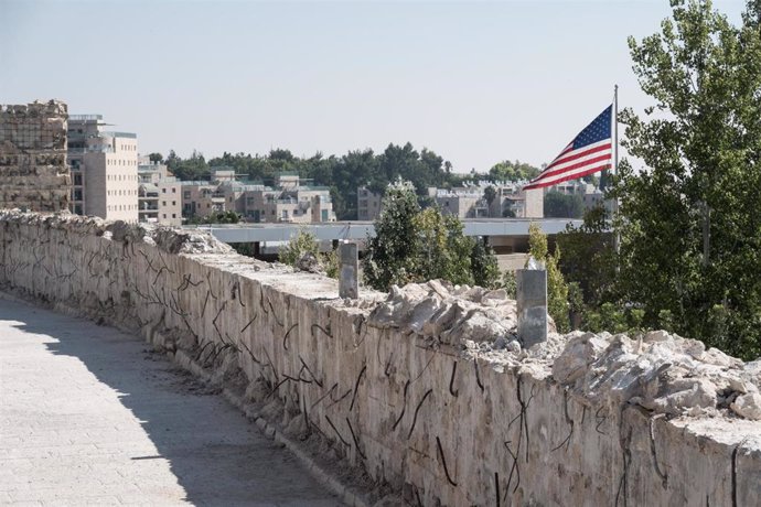 Archivo - Barrera de seguridad que rodea la Embajada de Estados Unidos en Jerusalén