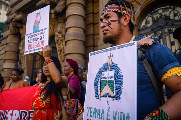 Archivo - June 7, 2023, Sao Paulo, Brazil: Guarani's leaders hold placards expressing their opinion during the demonstration. Brazilian Indigenous peoples took to the streets to protest against reforms to the law that regulates the granting and protection
