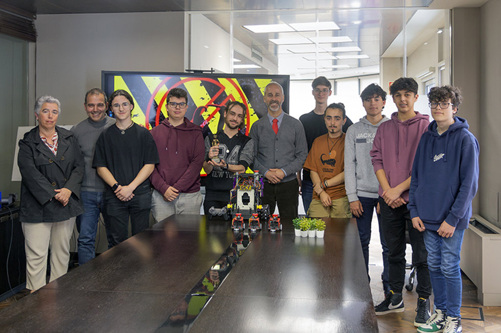 El consejero de Educación, Sergio Silva junto a los ganadores y la directora del centro educativo