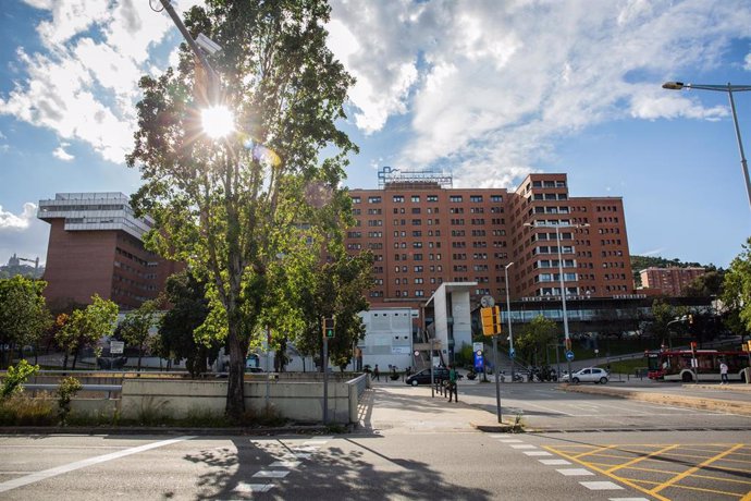 Archivo - Fachada del Hospital Vall d'Hebron en Barcelona