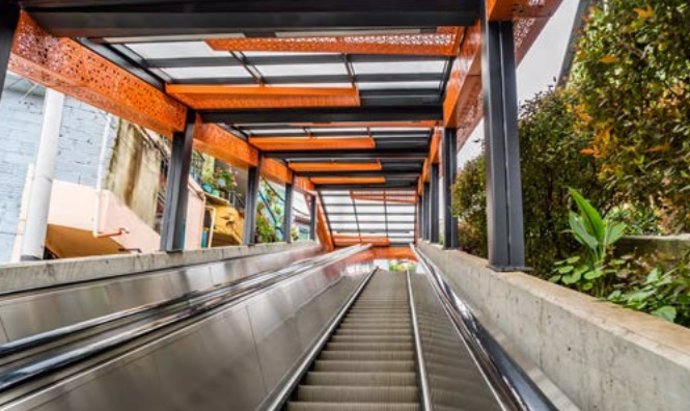 Fotografía de la escalera de la Comuna 13 de Medellín (Colombia), usada como ejemplo de infraestructura sostenible en el nuevo monográfico de BBVA sobre 'Infraestructuras socialmente sostenibles'.